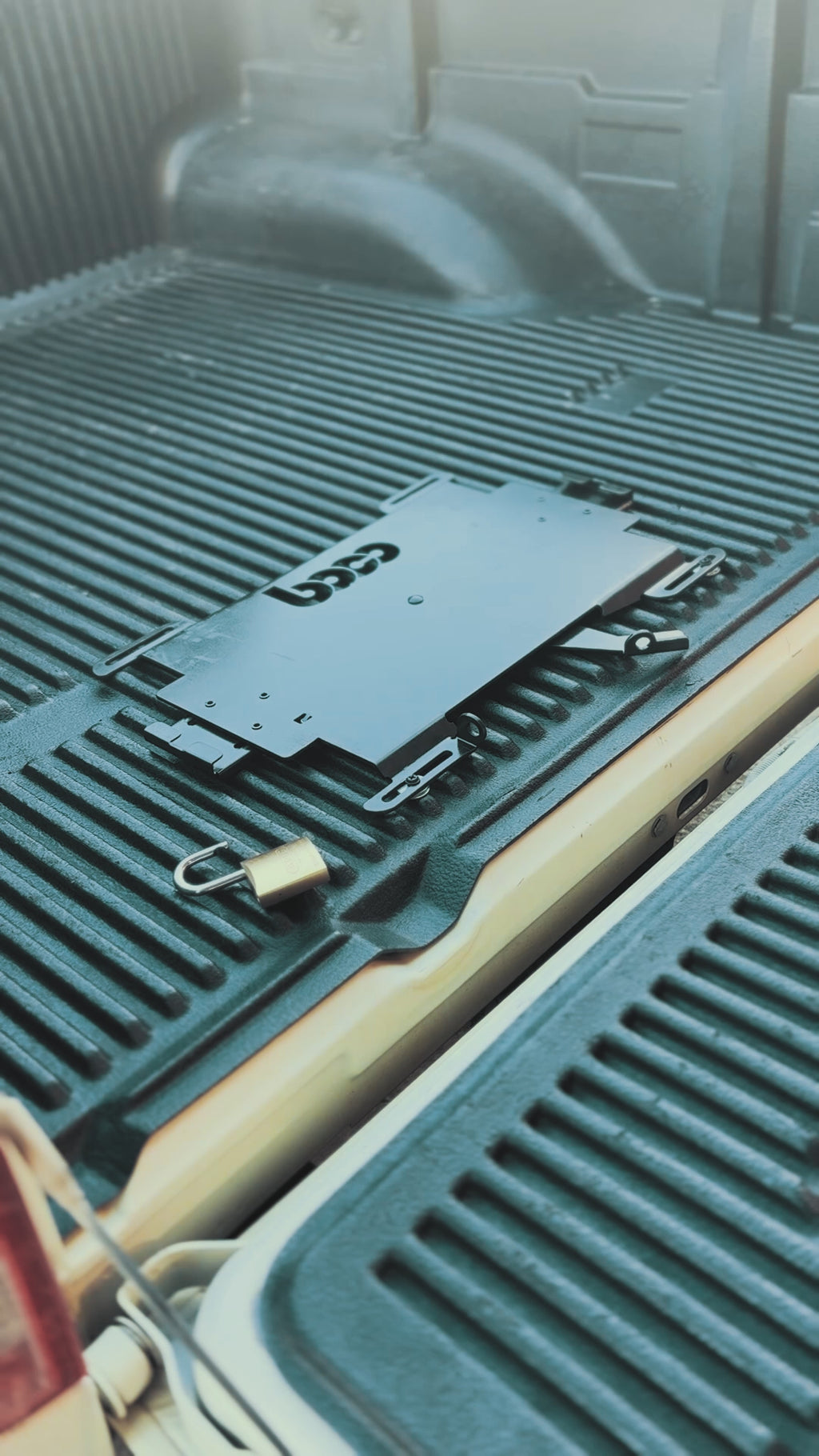 DeWalt 2.0 Toughsystem locking mounting plate 2.0 Low-Profile 10 Gauge Steel.